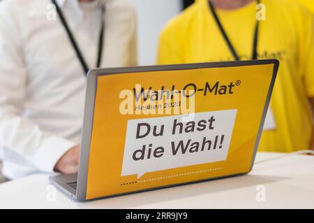 Wiesbaden, Deutschland. September 2023. Das Wahl-O-Mat Online-Tool wird auf einer Pressekonferenz des Hessischen Landesamtes für politische Bildung im landtag vorgestellt. Quelle: Helmut Fricke/dpa/Alamy Live News Stockfoto