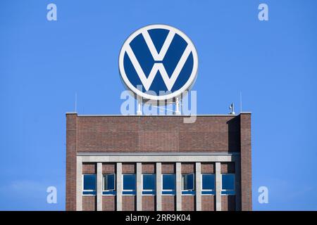 Wolfsburg, Deutschland. September 2023. Das VW-Logo befindet sich auf dem Markenturm im Hauptwerk von Volkswagen. Quelle: Julian Stratenschulte/dpa/Alamy Live News Stockfoto