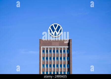 Wolfsburg, Deutschland. September 2023. Das VW-Logo befindet sich auf dem Markenturm im Hauptwerk von Volkswagen. Quelle: Julian Stratenschulte/dpa/Alamy Live News Stockfoto