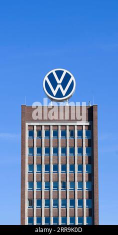 Wolfsburg, Deutschland. September 2023. Das VW-Logo befindet sich auf dem Markenturm im Hauptwerk von Volkswagen. Quelle: Julian Stratenschulte/dpa/Alamy Live News Stockfoto