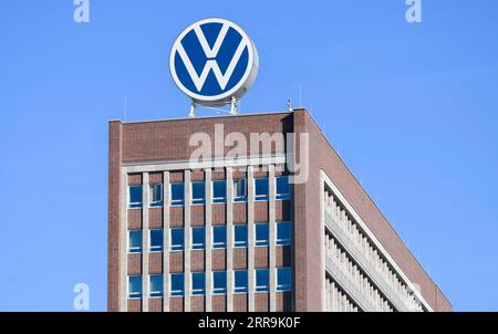 Wolfsburg, Deutschland. September 2023. Das VW-Logo befindet sich auf dem Markenturm im Hauptwerk von Volkswagen. Quelle: Julian Stratenschulte/dpa/Alamy Live News Stockfoto