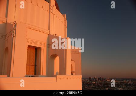 Das letzte Licht fällt auf das Art Deco Griffith Observatory und die Innenstadt von Los Angeles Stockfoto