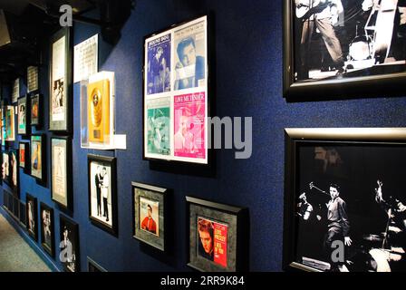 Filmplakate und Erinnerungsstücke aus dem Leben und der Karriere von Elvis Presley werden in Graceland, Memphis, Tennessee, ausgestellt Stockfoto