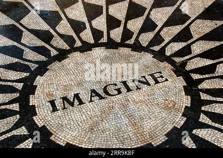 Das Imagine Mosaik in den Strawberry Fields im New Yorker Central Park wurde zu Ehren des ehemaligen Beatle John Lennon geschaffen, der in der Nähe des Ortes getötet wurde Stockfoto