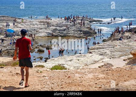 210620 -- BEIRUT, 20. Juni 2021 -- die Menschen genießen sich in Raouche in Beirut, Libanon, am 20. Juni 2021. Im Libanon ist im vergangenen Monat ein bemerkenswerter Rückgang der Zahl der neuen COVID-19-Infektionen zu verzeichnen. LEBANON-BEIRUT-RAOUCHE-LIFE BilalxJawich PUBLICATIONxNOTxINxCHN Stockfoto