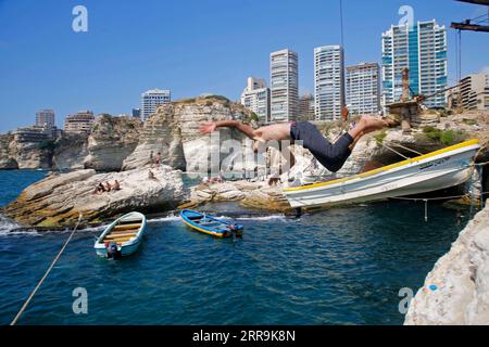 210620 -- BEIRUT, 20. Juni 2021 -- Ein Mann springt am 20. Juni 2021 in Raouche in Beirut, Libanon, ins Meer. Im Libanon ist im vergangenen Monat ein bemerkenswerter Rückgang der Zahl der neuen COVID-19-Infektionen zu verzeichnen. LEBANON-BEIRUT-RAOUCHE-LIFE BilalxJawich PUBLICATIONxNOTxINxCHN Stockfoto