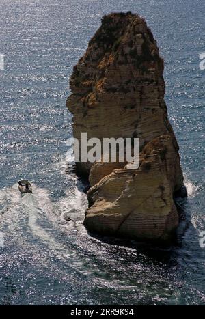 210620 -- BEIRUT, 20. Juni 2021 -- am 20. Juni 2021 genießen die Menschen eine Bootsfahrt in Raouche in Beirut, Libanon. Im Libanon ist im vergangenen Monat ein bemerkenswerter Rückgang der Zahl der neuen COVID-19-Infektionen zu verzeichnen. LEBANON-BEIRUT-RAOUCHE-LIFE BilalxJawich PUBLICATIONxNOTxINxCHN Stockfoto