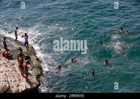 210620 -- BEIRUT, 20. Juni 2021 -- die Menschen genießen sich in Raouche in Beirut, Libanon, am 20. Juni 2021. Im Libanon ist im vergangenen Monat ein bemerkenswerter Rückgang der Zahl der neuen COVID-19-Infektionen zu verzeichnen. LEBANON-BEIRUT-RAOUCHE-LIFE BilalxJawich PUBLICATIONxNOTxINxCHN Stockfoto