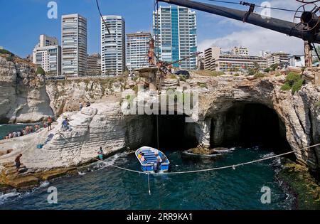 210620 -- BEIRUT, 20. Juni 2021 -- die Menschen genießen sich in Raouche in Beirut, Libanon, am 20. Juni 2021. Im Libanon ist im vergangenen Monat ein bemerkenswerter Rückgang der Zahl der neuen COVID-19-Infektionen zu verzeichnen. LEBANON-BEIRUT-RAOUCHE-LIFE BilalxJawich PUBLICATIONxNOTxINxCHN Stockfoto