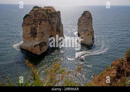 210620 -- BEIRUT, 20. Juni 2021 -- am 20. Juni 2021 genießen die Menschen eine Bootsfahrt in Raouche in Beirut, Libanon. Im Libanon ist im vergangenen Monat ein bemerkenswerter Rückgang der Zahl der neuen COVID-19-Infektionen zu verzeichnen. LEBANON-BEIRUT-RAOUCHE-LIFE BilalxJawich PUBLICATIONxNOTxINxCHN Stockfoto