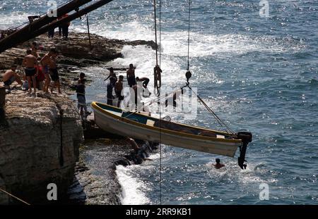 210620 -- BEIRUT, 20. Juni 2021 -- die Menschen genießen sich in Raouche in Beirut, Libanon, am 20. Juni 2021. Im Libanon ist im vergangenen Monat ein bemerkenswerter Rückgang der Zahl der neuen COVID-19-Infektionen zu verzeichnen. LEBANON-BEIRUT-RAOUCHE-LIFE BilalxJawich PUBLICATIONxNOTxINxCHN Stockfoto