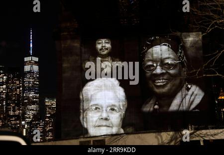 210621 -- PEKING, 21. Juni 2021 -- Bilder von New Yorkern, die durch die COVID-19-Pandemie verloren gegangen sind, werden auf die Brooklyn Bridge in New York, USA, am 14. März 2021 projiziert. Xinhua-Schlagzeilen: Vier Menschenrechtstragien in den USA WangxYing PUBLICATIONxNOTxINxCHN Stockfoto