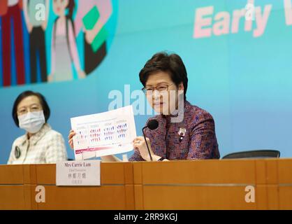 News Bilder des Tages 210621 -- HONG KONG, 21. Juni 2021 -- Chief Executive of the Hong Kong Special Administrative Region Carrie Lam gibt eine Entscheidung bekannt, die COVID-19-Kontrolle auf einer Pressekonferenz in Hong Kong, Südchina, am 21. Juni 2021 teilweise zu lockern. Hongkong wird seine Maßnahmen zur sozialen Distanzierung teilweise lockern, um die täglichen Aktivitäten wieder normalisieren zu können, da in den letzten 14 Tagen keine neuen lokalen COVID-19-Fälle gemeldet wurden. DAZU: Hongkong, die COVID-19-Kontrolle nach 2 Wochen teilweise zu lockern, ohne dass lokale Fälle VORLIEGEN CHINA-HONGKONG-COVID-19-ERLEICHTERNDE CN LuixSiuxWai-VERÖFFENTLICHUNG Stockfoto