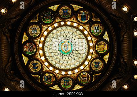 Das Buntglasfenster steht über dem Atrium im Massachusetts State House, Boston Stockfoto