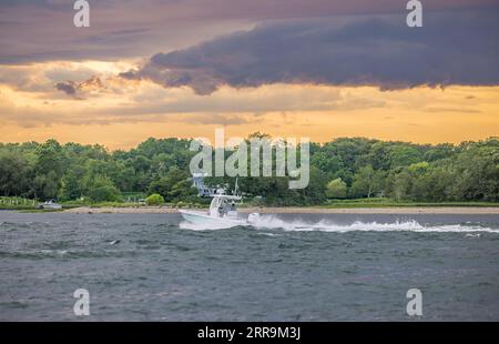 Motorboot unterwegs im holprigen Wasser vor der Küste der Schutzinsel Stockfoto