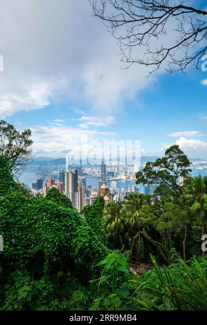 Wahrzeichen Blick auf Hong Kong Insel Downtown modernes Stadtbild am blauen Himmel tagsüber vom Victoria Gipfel hoch über den Special Administra Stockfoto