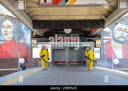 210624 -- MOSKAU, 24. Juni 2021 -- Stadtangestellte, die Schutzanzüge tragen, desinfizieren am 24. Juni 2021 einen Bahnhof in Moskau, Russland. Russland verzeichnete in den letzten 24 Stunden 20.182 neue Coronavirus-Infektionen, die höchste tägliche Zunahme seit dem 24. Januar, und nahm die landesweite Zahl auf 5.388.695, sagte das offizielle Überwachungs- und Reaktionszentrum am Donnerstag. Foto von /Xinhua RUSSIA-MOSCOW-COVID-19-DESINFEKTION AlexanderxZemlianichenkoxJr PUBLICATIONxNOTxINxCHN Stockfoto