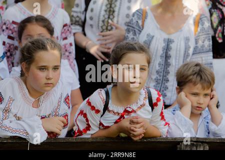 210624 -- BUKAREST, 24. Juni 2021 -- Kinder nehmen am 24. Juni 2021 an einer Mittsommerfeier im Village Museum in Bukarest, Rumänien, Teil. Foto von /Xinhua RUMÄNIEN-BUKAREST-MITTSOMMERTAG CristianxCristel PUBLICATIONxNOTxINxCHN Stockfoto