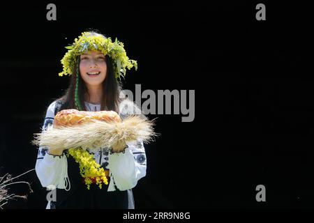 210624 -- BUKAREST, 24. Juni 2021 -- Ein Künstler wird während einer Mittsommerfeier im Village Museum in Bukarest, Rumänien, am 24. Juni 2021 gesehen. Foto von /Xinhua RUMÄNIEN-BUKAREST-MITTSOMMERTAG CristianxCristel PUBLICATIONxNOTxINxCHN Stockfoto