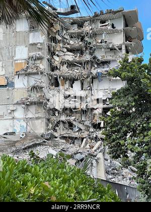 210625 -- MIAMI-DADE, 25. Juni 2021 -- Foto veröffentlicht von den Shows ein teilweise eingestürztes Wohngebäude in Miami-Dade County, Florida, USA, am 24. Juni 2021. Mindestens drei Menschen waren tot und 12 weitere verletzt, während 99 Menschen möglicherweise vermisst wurden, nachdem das 12-stöckige Wohngebäude Anfang Donnerstag teilweise eingestürzt war, berichteten lokale Medien. /Handout über Xinhua U.S.-FLORIDA-MIAMI-DADE-BUILDING COLLAPSE Miami-DadexFirexRescue PUBLICATIONxNOTxINxCHN Stockfoto