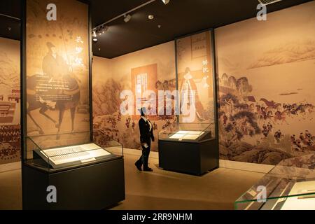 (230907) -- LANZHOU, 7. September 2023 (Xinhua) -- Ein Besucher schaut Exponate in der neuen Halle des Bambus-Slip-Museums Gansu in Lanzhou, nordwestchinesische Provinz Gansu, 7. September 2023. Die neue Halle eines Bambus-Slip-Museums in Gansu wurde am Donnerstag eröffnet, mit mehr als 1.000 antiken Bambus-Slips. Die meisten dieser Ausweise werden zum ersten Mal seit ihrer Entdeckung ausgestellt, darunter auch solche, die etwa 2.000 Jahre auf die Han-Dynastie (202 v. Chr.–220 n. Chr.) zurückgehen. Gansu liegt am Hexi-Korridor, einem Teil der alten Seidenstraße im Nordwesten Chinas, und hat ein trockenes Klima, und daher die Ancie Stockfoto