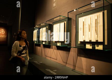 (230907) -- LANZHOU, 7. September 2023 (Xinhua) -- Ein Besucher schaut Exponate in der neuen Halle des Bambus-Slip-Museums Gansu in Lanzhou, nordwestchinesische Provinz Gansu, 7. September 2023. Die neue Halle eines Bambus-Slip-Museums in Gansu wurde am Donnerstag eröffnet, mit mehr als 1.000 antiken Bambus-Slips. Die meisten dieser Ausweise werden zum ersten Mal seit ihrer Entdeckung ausgestellt, darunter auch solche, die etwa 2.000 Jahre auf die Han-Dynastie (202 v. Chr.–220 n. Chr.) zurückgehen. Gansu liegt am Hexi-Korridor, einem Teil der alten Seidenstraße im Nordwesten Chinas, und hat ein trockenes Klima, und daher die Ancie Stockfoto