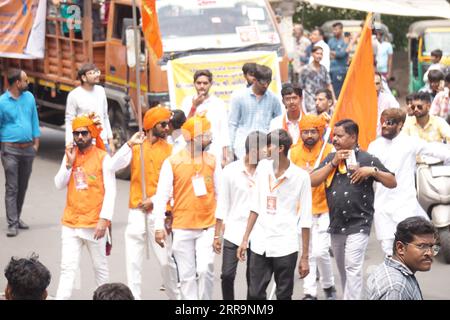 Rajkot, Indien. September 2023. Während der Janmashtami Rath Yatra tragen Freiwillige Safranjacken und halten die Fahnen. Quelle: Nasirchan/Alamy Live News Stockfoto