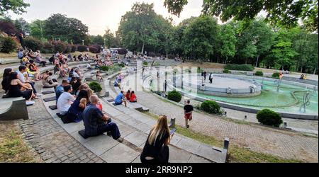 210626 -- BELGRAD, 26. Juni 2021 -- der 58. Oktober Salon öffnet am 25. Juni 2021 vor dem Museum Jugoslawien in Belgrad, Serbien. Nach fast einem Jahr der Verschiebung eröffnete hier am Freitag der 58. Oktober-Salon, Serbiens größte internationale Kunstveranstaltung. Foto von /Xinhua SERBIEN-BELGRAD-AUSSTELLUNG-OKTOBER SALON NemanjaxCabric PUBLICATIONxNOTxINxCHN Stockfoto