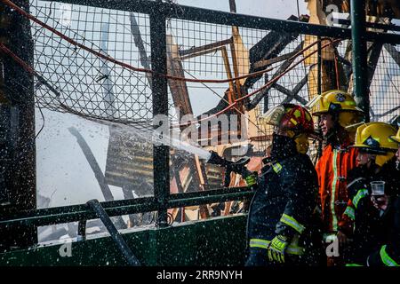 210626 -- QUEZON CITY, 26. Juni 2021 -- Feuerwehrleute versuchen, am 26. Juni 2021 ein Feuer in einem Wohngebiet in Quezon City, den Philippinen, auszulöschen. PHILIPPINEN-QUEZON CITY-FIRE RouellexUmali PUBLICATIONxNOTxINxCHN Stockfoto