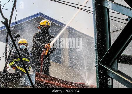 210626 -- QUEZON CITY, 26. Juni 2021 -- Feuerwehrleute versuchen, am 26. Juni 2021 ein Feuer in einem Wohngebiet in Quezon City, den Philippinen, auszulöschen. PHILIPPINEN-QUEZON CITY-FIRE RouellexUmali PUBLICATIONxNOTxINxCHN Stockfoto