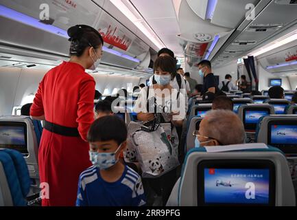 210627 -- CHENGDU, 27. Juni 2021 -- Passagiere des Fluges 3U8001 von Sichuan Airlines steigen am Chengdu Tianfu International Airport in Chengdu, südwestchinesische Provinz Sichuan, am 27. Juni 2021 ein. Der internationale Flughafen Chengdu Tianfu in der südwestchinesischen Provinz Sichuan ist für den Flugbetrieb geöffnet. Am Sonntagmorgen startet ein Flug der Sichuan Airlines nach Peking. INTERNATIONALER FLUGHAFEN CHINA-SICHUAN-CHENGDU-TIANFU-OPEN CN WANGXXI PUBLICATIONXNOTXINXCHN Stockfoto