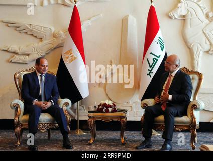 Nachrichten Bilder des Tages 210627 -- BAGDAD, 27. Juni 2021 -- der irakische Präsident Barham Salih R trifft sich mit dem ägyptischen Präsidenten Abdel-Fattah al-Sisi bei seiner Ankunft am Bagdad International Airport in Bagdad, Irak, am 27. Juni 2021. IRAK-BAGDAD-JORDANIEN-ÄGYPTEN-DIPLOMATIE KhalilxDawood PUBLICATIONxNOTxINxCHN Stockfoto