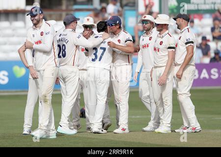 Umesh Yadav aus Essex feiert mit seinen Teamkollegen, nachdem er das Wicket von Jack Davies während des Essex CCC gegen Middlesex CCC, LV Insurance County Cham, übernommen hat Stockfoto