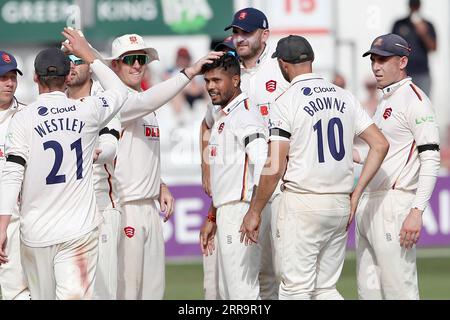 Umesh Yadav aus Middlesex feiert mit seinen Teamkollegen, nachdem er das Wicket von Mark Stoneman während Essex CCC gegen Middlesex CCC, LV Insurance Count, übernommen hat Stockfoto