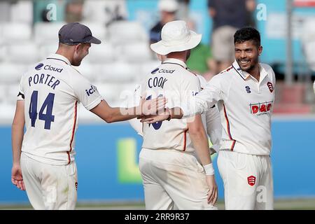 Umesh Yadav aus Essex feiert mit seinen Teamkollegen, nachdem er das Wicket von Max Holden während des Essex CCC gegen Middlesex CCC, LV Insurance County Champ, übernommen hat Stockfoto