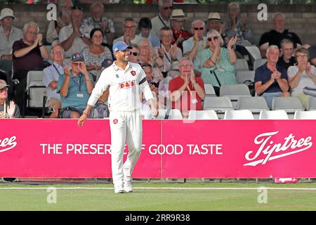 Beifall von den Essex-Fans für Umesh Yadav, als er während des Essex CCC vs Middlesex CCC, LV Insurance Co. Zu seiner Feldposition zurückkehrt Stockfoto