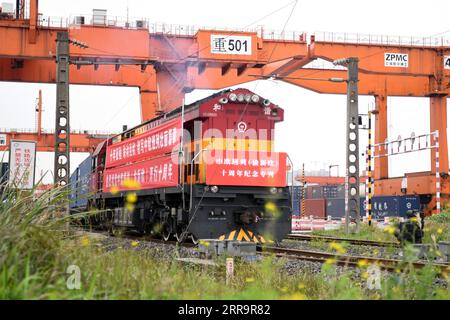 210628 -- PEKING, 28. Juni 2021 -- Ein Yuxin ou Chongqing-Xinjiang-Europe China-Europe Güterzug verlässt die Tuanjie Village Station der südwestchinesischen Gemeinde Chongqing, 19. März 2021. Xinhua-Schlagzeilen: Xinhua veröffentlicht Forschungsbericht über das politische Engagement des CPC TangxYi PUBLICATIONxNOTxINxCHN Stockfoto