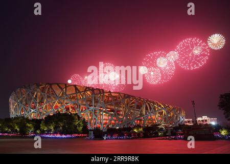 210628 -- PEKING, 28. Juni 2021 -- Feuerwerke werden über dem Nationalstadion in Peking, der Hauptstadt Chinas, am Abend des 28. Juni 2021 gesehen. Am Montagabend fand in Peking eine Kunstvorstellung mit dem Titel die große Reise statt, um den 100. Jahrestag der Gründung der Kommunistischen Partei Chinas (KPCh) zu feiern. CHINA-PEKING-CPC HUNDERTJÄHRIGES FEUERWERK CN PENGXZIYANG PUBLICATIONXNOTXINXCHN Stockfoto