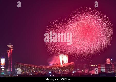 210628 -- PEKING, 28. Juni 2021 -- Feuerwerke werden über dem Nationalstadion in Peking, der Hauptstadt Chinas, am Abend des 28. Juni 2021 gesehen. Am Montagabend fand in Peking eine Kunstvorstellung mit dem Titel die große Reise statt, um den 100. Jahrestag der Gründung der Kommunistischen Partei Chinas (KPCh) zu feiern. CHINA-PEKING-CPC HUNDERTJÄHRIGES FEUERWERK CN CHENXZHONGHAO PUBLICATIONXNOTXINXCHN Stockfoto