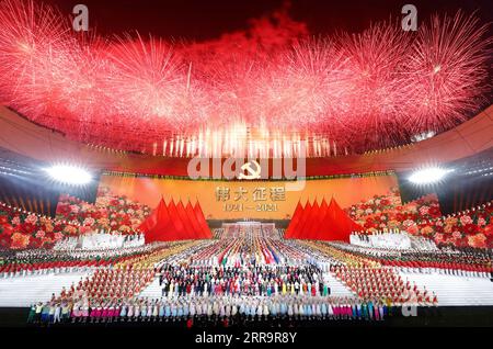 210628 -- PEKING, 28. Juni 2021 -- eine Kunstvorstellung mit dem Titel die große Reise wird anlässlich des 100. Jahrestages der Gründung der Kommunistischen Partei Chinas CPC im Nationalstadion in Peking, der Hauptstadt Chinas, am Abend des 28. Juni 2021 abgehalten. CHINA-PEKING-CPC CENTENARY-ART PERFORMANCE CN HUANGXJINGWEN PUBLICATIONXNOTXINXCHN Stockfoto