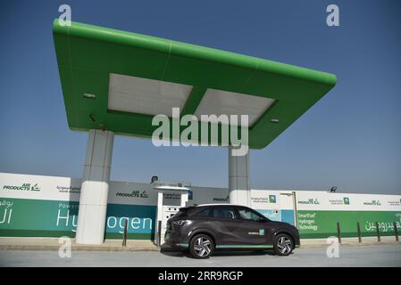 210629 -- DHAHRAN, 29. Juni 2021 -- Eine Saudi Aramco und Air Products Wasserstofftankstelle wird in Dhahran, Saudi Arabien, gesehen, 27. Juni 2021. Die kürzlich eingeweihte Pilotstation betankt eine Flotte von Brennstoffzellen-Elektrofahrzeugen mit hochreinem komprimiertem Wasserstoff. Foto von /Xinhua SAUDI ARABIA-DHAHRAN-ARAMCO-WASSERSTOFFFAHRZEUGE WangxHaizhou PUBLICATIONxNOTxINxCHN Stockfoto