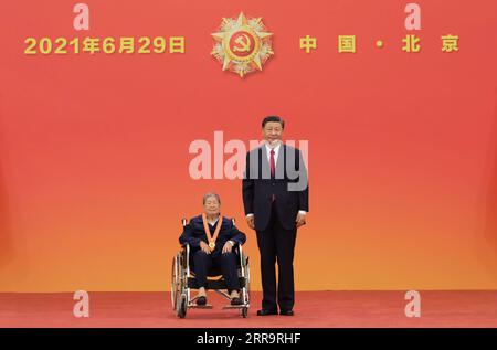 210629 -- PEKING, 29. Juni 2021 -- der chinesische Präsident Xi Jinping, ebenfalls Generalsekretär des Zentralkomitees der Kommunistischen Partei Chinas und Vorsitzender der Zentralen Militärkommission, überreicht die 1. Juli-Medaille, die höchste Ehre der Partei, an Ma Maojie bei der Preisverleihung in der Großen Halle des Volkes in Peking, der Hauptstadt Chinas, am 29. Juni 2021. Die Verleihung der 1. Juli-Medaille fand Dienstagmorgen in der Großen Halle des Volkes in Peking statt. CHINA-PEKING-XI JINPING-1. JULI MEDAILLENVERLEIHUNG CN LIXXUEREN PUBLICATIONXNOTXINXCHN Stockfoto