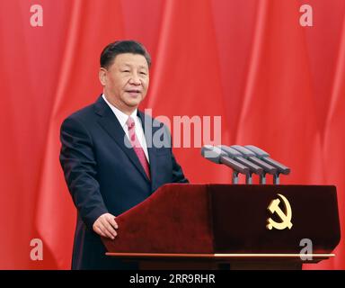 210629 -- PEKING, 29. Juni 2021 -- der chinesische Präsident Xi Jinping, auch Generalsekretär des Zentralkomitees der Kommunistischen Partei Chinas und Vorsitzender der Zentralen Militärkommission, hält eine wichtige Rede bei der Zeremonie, um die 1. Juli-Medaille, die höchste Ehre der Partei, zu überreichen. an herausragende Parteimitglieder in der Großen Halle des Volkes in Peking, der Hauptstadt Chinas, am 29. Juni 2021. Die Verleihung der 1. Juli-Medaille fand Dienstagmorgen in der Großen Halle des Volkes in Peking statt. CHINA-PEKING-XI JINPING-1. JULI MEDAILLENVERLEIHUNG CN DINGXLIN PUBLICATIONXNOTXINXCHN Stockfoto