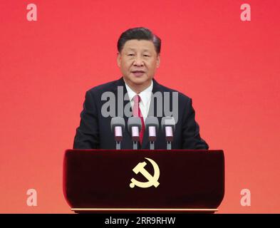 210629 -- PEKING, 29. Juni 2021 -- der chinesische Präsident Xi Jinping, auch Generalsekretär des Zentralkomitees der Kommunistischen Partei Chinas und Vorsitzender der Zentralen Militärkommission, hält eine wichtige Rede bei der Zeremonie, um die 1. Juli-Medaille, die höchste Ehre der Partei, zu überreichen. an herausragende Parteimitglieder in der Großen Halle des Volkes in Peking, der Hauptstadt Chinas, am 29. Juni 2021. Die Verleihung der 1. Juli-Medaille fand Dienstagmorgen in der Großen Halle des Volkes in Peking statt. CHINA-PEKING-XI JINPING-1. JULI MEDAILLENVERLEIHUNG CN LIUXWEIBING PUBLICATIONXNOTXINXCHN Stockfoto