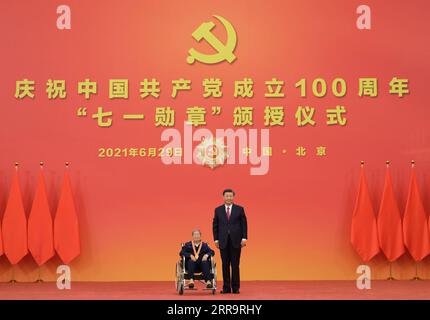 210629 -- PEKING, 29. Juni 2021 -- der chinesische Präsident Xi Jinping, ebenfalls Generalsekretär des Zentralkomitees der Kommunistischen Partei Chinas und Vorsitzender der Zentralen Militärkommission, überreicht die 1. Juli-Medaille, die höchste Ehre der Partei, an Ma Maojie bei der Preisverleihung in der Großen Halle des Volkes in Peking, der Hauptstadt Chinas, am 29. Juni 2021. Die Verleihung der 1. Juli-Medaille fand Dienstagmorgen in der Großen Halle des Volkes in Peking statt. CHINA-PEKING-XI JINPING-1. JULI MEDAILLENVERLEIHUNG CN LIXXUEREN PUBLICATIONXNOTXINXCHN Stockfoto