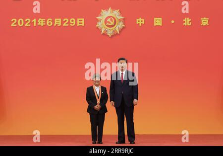 210629 -- PEKING, 29. Juni 2021 -- der chinesische Präsident Xi Jinping, ebenfalls Generalsekretär des Zentralkomitees der Kommunistischen Partei Chinas und Vorsitzender der Zentralen Militärkommission, überreicht die 1. Juli-Medaille, die höchste Ehre der Partei, an Wang Lanhua bei der Preisverleihung in der Großen Halle des Volkes in Peking, der Hauptstadt Chinas, am 29. Juni 2021. Die Verleihung der 1. Juli-Medaille fand Dienstagmorgen in der Großen Halle des Volkes in Peking statt. CHINA-PEKING-XI JINPING-1. JULI MEDAILLENVERLEIHUNG CN LIXXUEREN PUBLICATIONXNOTXINXCHN Stockfoto
