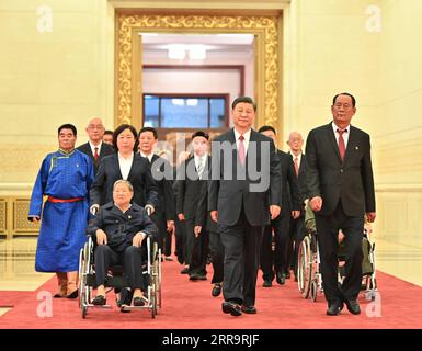 210629 -- PEKING, 29. Juni 2021 -- der chinesische Präsident Xi Jinping, auch Generalsekretär des Zentralkomitees der Kommunistischen Partei Chinas und Vorsitzender der Zentralen Militärkommission, geht mit den Empfängern der 1. Juli-Medaille, der höchsten Ehre der Partei, am 29. Juni 2021 fand die Preisverleihung in der Großen Halle des Volkes in Peking, der Hauptstadt Chinas, statt. Die Verleihung der 1. Juli-Medaille fand Dienstagmorgen in der Großen Halle des Volkes in Peking statt. CHINA-PEKING-XI JINPING-1. JULI MEDAILLENVERLEIHUNG CN LIXTAO PUBLICATIONXNOTXINXCHN Stockfoto