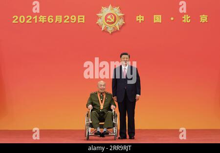 210629 -- PEKING, 29. Juni 2021 -- der chinesische Präsident Xi Jinping, ebenfalls Generalsekretär des Zentralkomitees der Kommunistischen Partei Chinas und Vorsitzender der Zentralen Militärkommission, überreicht die 1. Juli-Medaille, die höchste Ehre der Partei, an Wang Zhanshan bei der Preisverleihung in der Großen Halle des Volkes in Peking, der Hauptstadt Chinas, am 29. Juni 2021. Die Verleihung der 1. Juli-Medaille fand Dienstagmorgen in der Großen Halle des Volkes in Peking statt. CHINA-PEKING-XI JINPING-1. JULI MEDAILLENVERLEIHUNG CN LIXXUEREN PUBLICATIONXNOTXINXCHN Stockfoto