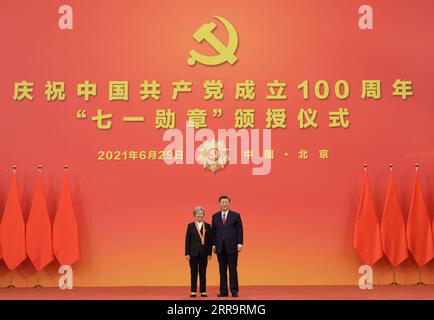210629 -- PEKING, 29. Juni 2021 -- der chinesische Präsident Xi Jinping, ebenfalls Generalsekretär des Zentralkomitees der Kommunistischen Partei Chinas und Vorsitzender der Zentralen Militärkommission, überreicht die 1. Juli-Medaille, die höchste Ehre der Partei, an Huang Baomei bei der Preisverleihung in der Großen Halle des Volkes in Peking, der Hauptstadt Chinas, am 29. Juni 2021. Die Verleihung der 1. Juli-Medaille fand Dienstagmorgen in der Großen Halle des Volkes in Peking statt. CHINA-PEKING-XI JINPING-1. JULI MEDAILLENVERLEIHUNG CN LIXXUEREN PUBLICATIONXNOTXINXCHN Stockfoto