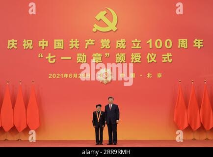 210629 -- PEKING, 29. Juni 2021 -- der chinesische Präsident Xi Jinping, ebenfalls Generalsekretär des Zentralkomitees der Kommunistischen Partei Chinas und Vorsitzender der Zentralen Militärkommission, überreicht die 1. Juli-Medaille, die höchste Ehre der Partei, an Huang Dafa bei der Preisverleihung in der Großen Halle des Volkes in Peking, der Hauptstadt Chinas, am 29. Juni 2021. Die Verleihung der 1. Juli-Medaille fand Dienstagmorgen in der Großen Halle des Volkes in Peking statt. CHINA-PEKING-XI JINPING-1. JULI MEDAILLENVERLEIHUNG CN LIXXUEREN PUBLICATIONXNOTXINXCHN Stockfoto